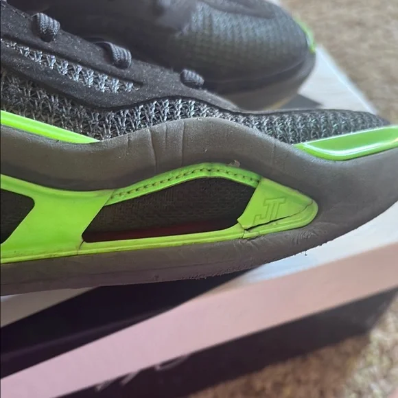 Jordan Athletic Shoes Black and Green - Picture 6 of 6